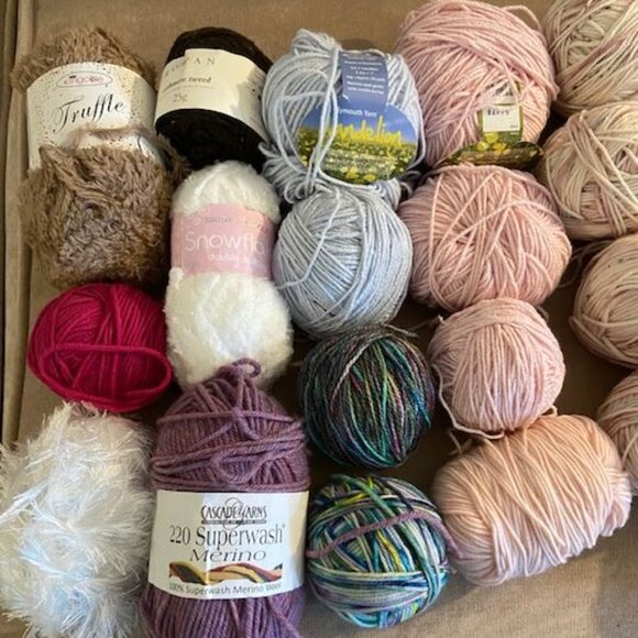 LOT OF 100% WOOL YARN BONANZA - 42 SKEINS - Picture 4 of 6